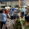 Lực lượng chức năng tỉnh Bắc Ninh phối hợp kiểm tra cơ sở kinh doanh quạt điện tại huyện Yên Phong có dấu hiệu vi phạm. (Ảnh: PV/Vietnam+)
