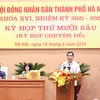 Giám đốc Sở Tư pháp Hà Nội Ngô Anh Tuấn trình bày Tờ trình tại Kỳ họp Hội đồng Nhân dân thành phố ngày 15/5. (Ảnh: PV/Vietnam+)