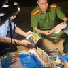 Lực lượng Quản lý Thị trường phối hợp với Công an Hà Nội kiểm tra thực phẩm có dấu hiệu vi phạm. (Ảnh: PV/Vietnam+)