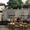 Lực lượng chức năng khám phương tiện vận tải vận chuyển mỹ phẩm nhập lậu. (Ảnh: PV/Vietnam+)