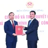 Bộ trưởng Nguyễn Hồng Diên trao quyết định điều động, bổ nhiệm Thứ trưởng Bộ Công Thương Nguyễn Hoàng Long. (Ảnh: PV/Vietnam+)