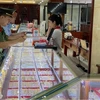 Lực lượng Quản lý thị trường Nghệ An phối hợp với Công an tỉnh kiểm tra doanh nghiệp kinh doanh vàng. (Ảnh: PV/Vietnam+)