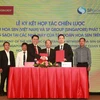 Tập đoàn Hoa Sen và SP Group (Singapore) ký kết hợp tác chiến lược về việc phát triển bền vững năng lượng sạch tại các nhà máy của Tập đoàn Hoa Sen. (Ảnh: PV/Vietnam+)