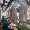 Chế biến, phân loại thịt lợn tại nhà máy của Công ty Cổ phần Công nghệ thực phẩm Vinh Anh (huyện Thường Tín, Hà Nội). (Ảnh: TTXVN) 
