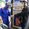 Người dân mua xăng tại cửa hàng trực thuộc Petrolimex. (Ảnh: PV/Vietnam+)