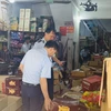 Lực lượng chức năng kiểm tra hàng hóa tại cơ sở thuộc xã La Phù, huyện Hoài Đức, Hà Nội. (Ảnh: PV/Vietnam+)