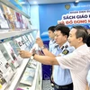 Đại diện Nhà xuất bản giáo dục giới thiệu sách do đơn vị xuất bản và in ấn. (Ảnh: Đức Duy/Vietnam+)