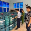 Lực lượng liên ngành tỉnh Bắc Ninh kiểm tra cơ sở san, chiết, nạp khí LPG của ông P.V.Đ tại phường Song Hồ, thị xã Thuận Thành, tỉnh Bắc Ninh. (Ảnh: PV/Vietnam+)