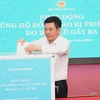 Bộ trưởng Nguyễn Hồng Diên ủng hộ đồng bào bị thiệt hại do bão, lũ gây ra. (Ảnh: PV/Vietnam+)