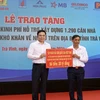 Ông Lê Mạnh Hùng, Chủ tịch Hội đồng thành viên Petrovietnam đại diện cho người lao động Dầu khí trao tặng 20 tỷ đồng xây dựng 400 căn nhà cho người nghèo trên địa bàn tỉnh Trà Vinh. (Ảnh: PV/Vietnam+)