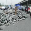 Hà Nội: Vào cua gấp, xe container làm đổ hàng tấn vật liệu ra đường