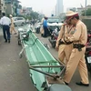 Hà Nội: Lạc đường, dàn xe máy tự chế dài gần 15m bị tóm gọn 