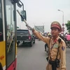 Thượng sỹ Nguyễn Văn Tuấn (Đội cảnh sát giao thông số 5). Trong vòng 24h qua, các chiến sỹ cảnh sát giao thông cùng người dân đã ngăn được tới 4 trường hợp có ý định tự tử trên cầu Chương Dương. (Ảnh: Cộng tác viên)