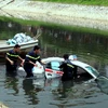 Chiếc taxi được trục vớt sau hơn 2 giờ chìm nghỉm dưới sông Tô Lịch. (Ảnh: Cộng tác viên)