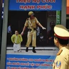 Thông điệp an toàn giao thông có mặt tại các nhà chờ xe buýt tại Hà Nội. (Ảnh: Võ Phương/Vietnam+)