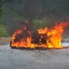 Chiếc xe máy đang lưu thông bất ngờ bốc cháy dữ dội. (Ảnh: Lương Bằng)