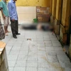 Người đàn ông tử vong chưa rõ nguyên nhân tại nhà vệ sinh công cộng trên phố Bạch Đằng. (Ảnh: Võ Phương/Vietnam+)
