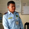 Nhân viên bảo vệ tấn công phóng viên Lê Thanh Hiếu tại cơ quan điều tra. (Ảnh: Võ Phương/Vietnam+)