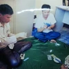 Bức hình ghi lại cảnh 2 người được cho cán bộ xã đang đánh bạc do người dân gửi lên Ủy ban kiểm tra Huyện ủy Thường Tín, Hà Nội (Ảnh: Người dân cung cấp)
