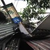 Khoảng 8 giờ tại khu nhà trong ngõ 72 Thợ Nhuộm (Hoàn Kiếm, Hà Nội), một khối bêtông kèm vật liệu xây dựng đã bất ngờ đổ ập lên mái một dãy 3 ngôi nhà trong ngõ. (Ảnh: Võ Phương/Vietnam+)