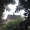 Thanh niên nghi ngáo đá cố thủ trên nóc nhà 4 tầng 10 giờ đồng hồ (Ảnh: Sơn Bách/Vietnam+)