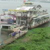 Các lực lượng chức năng của quận Tây Hồ đã tiến hành cưỡng chế giải tỏa các cầu dẫn nhà nổi trên Hồ Tây. (Ảnh: Võ Phương/Vietnam+)