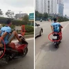 Nam thanh niên liều lĩnh lái xe máy bằng chân, đầu trần đi vào làn BRT. (Ảnh: Cộng tác viên)