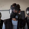 Đeo mặt nạ chống độc nhằm đối phó vũ khí hóa học tại Syria. (Nguồn: AFP)