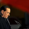 Ông Silvio Berlusconi phát biểu bên ngoài nhà riêng tại Rome sau khi bị loại khỏi Thượng viện. (Nguồn: AFP/TTXVN)