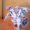 Bức vẽ Giáo hoàng "Siêu nhân" trên một bức tường gần Tòa thánh Vatican. (Nguồn: Anh Ngọc/Vietnam+)