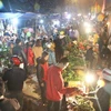 Hàng nghìn người đổ về lễ hội chợ đình Bích La