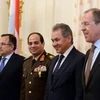 Ngoại trưởng Nga Sergei Lavrov (phải) và Bộ trưởng Quốc phòng Sergei Shoigu (thứ hai, phải) với Ngoại trưởng Ai Cập Nabil Fahmy (trái) và Tham mưu trưởng Quân đội Abdel Fattah al-Sisi (thứ hai, trái). (Nguồn: AFP/TTXVN)