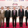 Đại diện cho các thành viên Hiệp hội Các nhà sản xuất xe máy Việt Nam trong lễ ra mắt. (Ảnh: Bích Ngân/Vietnam+)