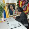 Thứ trưởng Bộ Ngoại giao Phạm Quang Vinh đặt vòng hoa viếng Tổng thống Venezuela Hugo Chavez. (Ảnh: An Đăng/TTXVN)