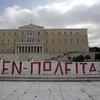 Các công nhân với tấm biểu ngữ "not for sale" bằng tiếng Hy Lạp. (Nguồn: AP)