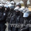 Cảnh sát chống bạo động Ukraine gác bên ngoài trụ sở cơ quan chính quyền thành phố miền đông Donetsk ngày 8/3. (Nguồn: AFP/TTXVN)