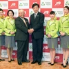 Chủ tịch JTB Hiromi Tagawa (trái) và Chủ tịch Spring Airlines Vương Chính Hoa. (Nguồn: kyodo)