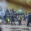 Các tay súng gác bên ngoài đồn cảnh sát địa phương ở Slaviansk. (Nguồn: AFP/TTXVN)