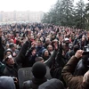 Người biểu tình phản đối chính quyền bên ngoài trụ sở cơ quan cảnh sát ở thành phố Horlivka, gần Donetsk ngày 14/4. (Nguồn: AFP/TTXVN)