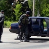 Binh lính Ukraine kiểm tra an ninh tại một trạm kiểm soát gần thành phố miền đông Slavyansk ngày 8/5. (Nguồn: AFP/TTXVN)