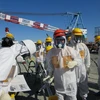 Đo chỉ số phóng xạ cao tại nhà máy điện Fukushima, Nhật Bản. (Nguồn: AFP/TTXVN)