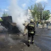 Xe bọc thép bị cháy trong vụ đụng độ ở Mariupol. (Nguồn: AFP/TTXVN)
