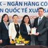 Đại diện DongA Bank nhận giải thưởng. (Nguồn: DongA Bank)