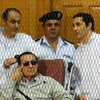 Cựu Tổng thống Ai Cập Hosni Mubarak (người ngồi phía trước). (Nguồn: AFP/TTXVN)
