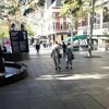 Hai vị sư lạ lang thang trên đường phố Sydney. (Nguồn: The Sydney Morning Herald) 