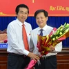 Bí thư Tỉnh ủy Võ Văn Dũng (trái) trao hoa chúc mừng ông Lê Minh Khái. (Nguồn: baclieu.gov.vn)