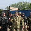 Tổng thống Ukraine Petro Poroshenko (giữa) thị sát một đơn vị chống khủng bố của quân đội ở gần thành phố Izyum thuộc tỉnh miền đông Donetsk ngày 20/6. (Nguồn: AFP/TTXVN)