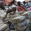 [Photo] Cận cảnh khu chợ buôn bán tiền duy nhất trên thế giới