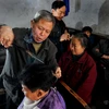 [Photo] Tiệm cắt tóc bằng kẹp sắt nung độc đáo của ông lão Trung Quốc