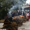 [Photo] Tràn ngập cảnh thiêu nạn nhân của vụ động đất kinh hoàng 
